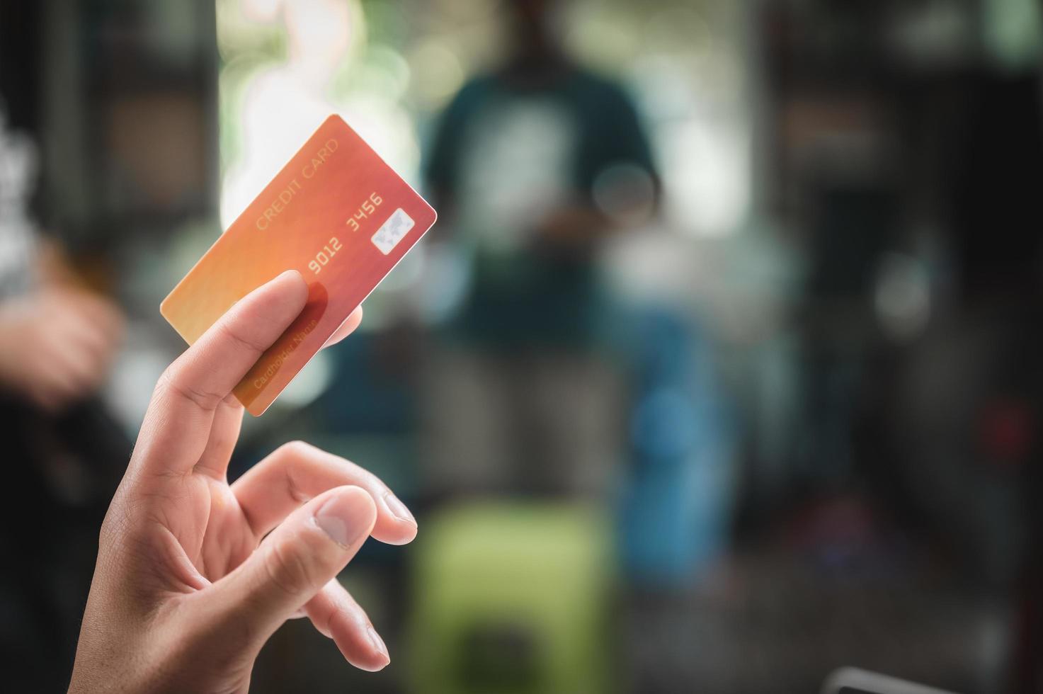 primer plano de la mano que sostiene la tarjeta de crédito foto