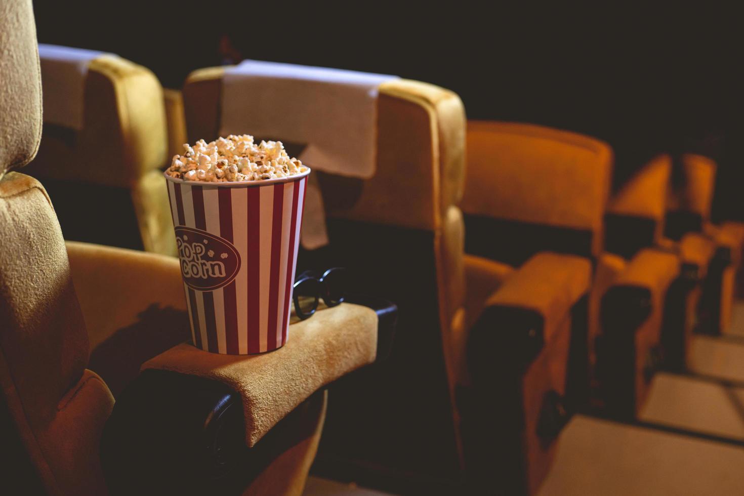 palomitas de maíz en el brazo de un asiento foto