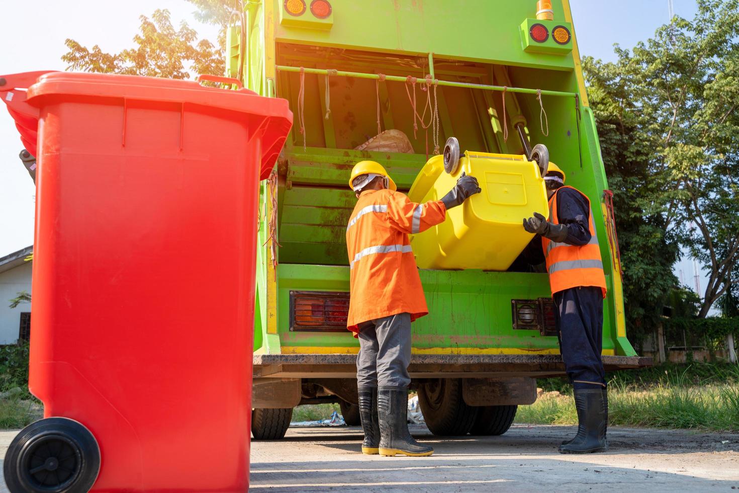 dos hombres de basura trabajando juntos foto