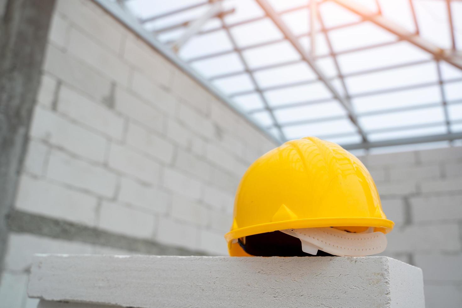 casco amarillo en sitio de construcción foto