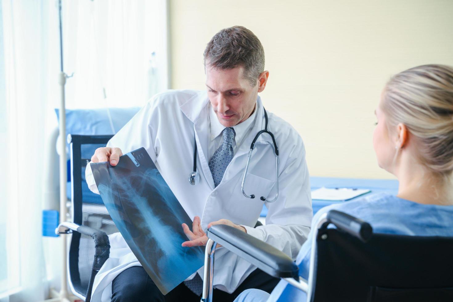 El doctor muestra y explica el resultado de la radiografía al paciente en la clínica. foto