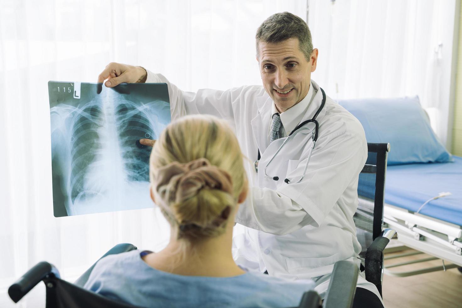 El doctor muestra y explica el resultado de la radiografía al paciente en la clínica. foto