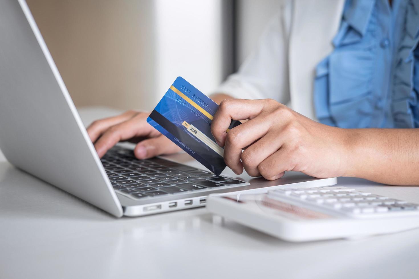 persona que paga por compras en línea foto