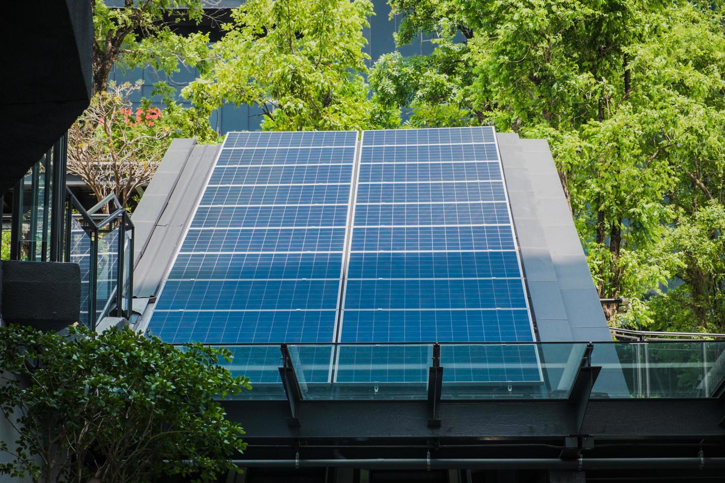 paneles de energía solar instalados en la azotea moderna foto