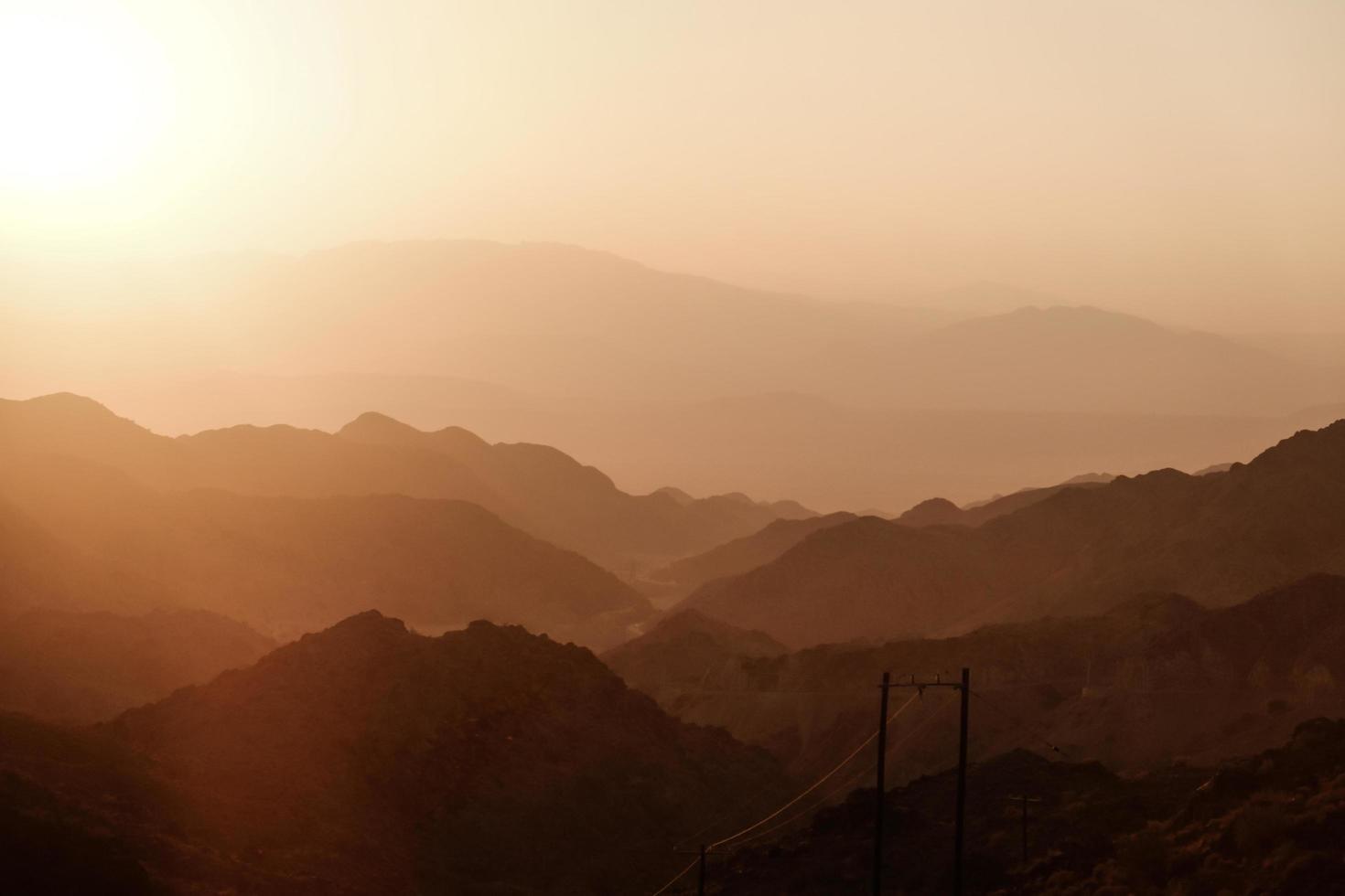 puesta de sol sobre capas de cordillera foto