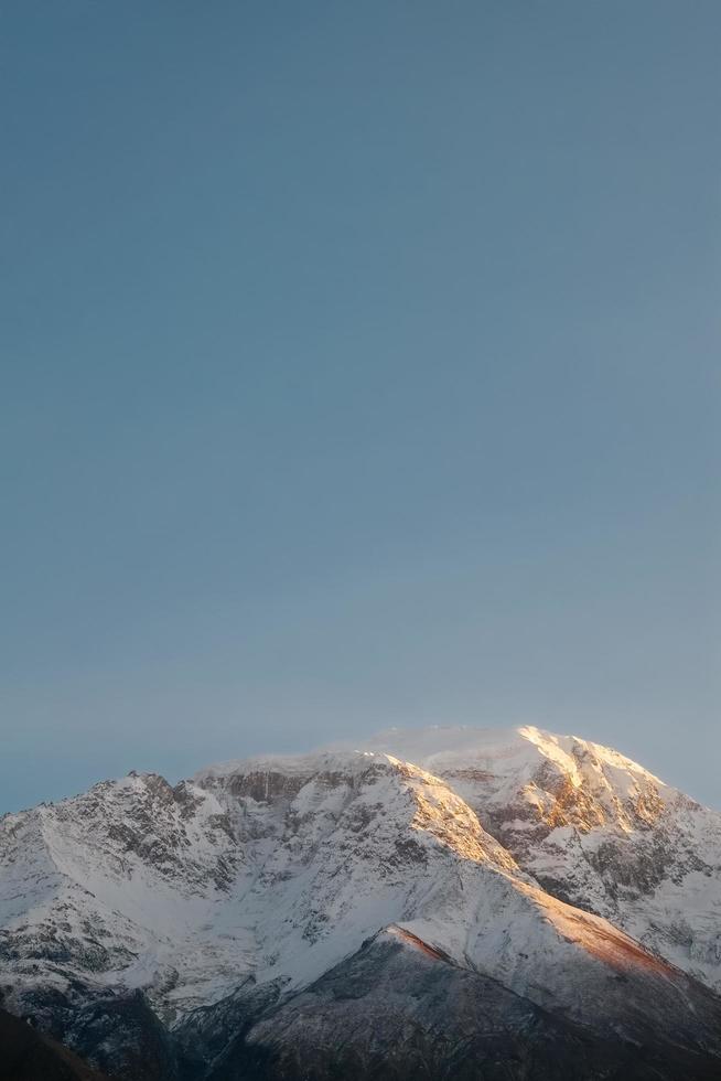 vista de montañas nevadas y cielo azul foto