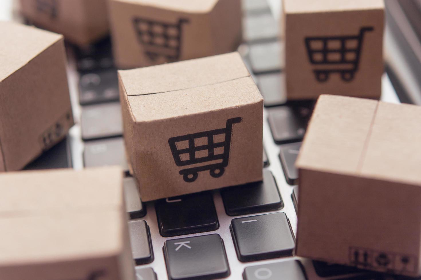 cajas de envío en miniatura en keaybord foto