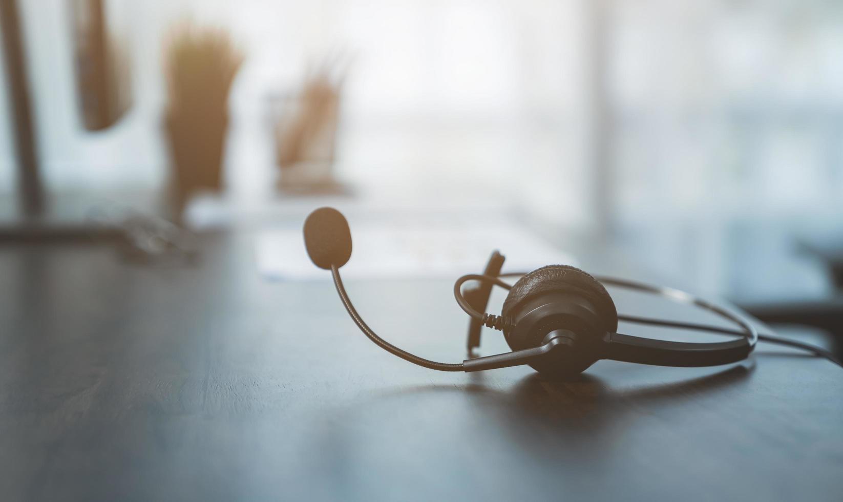 auriculares sentado en el escritorio en la oficina foto