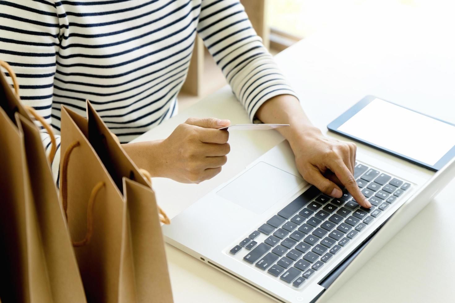 mujer de compras en línea foto