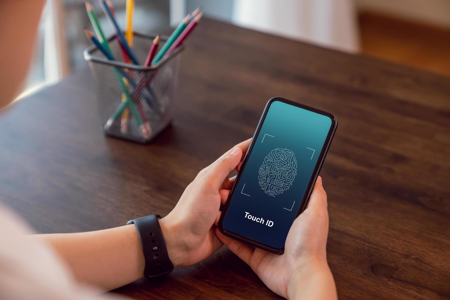 persona que usa identificación táctil en el teléfono inteligente foto