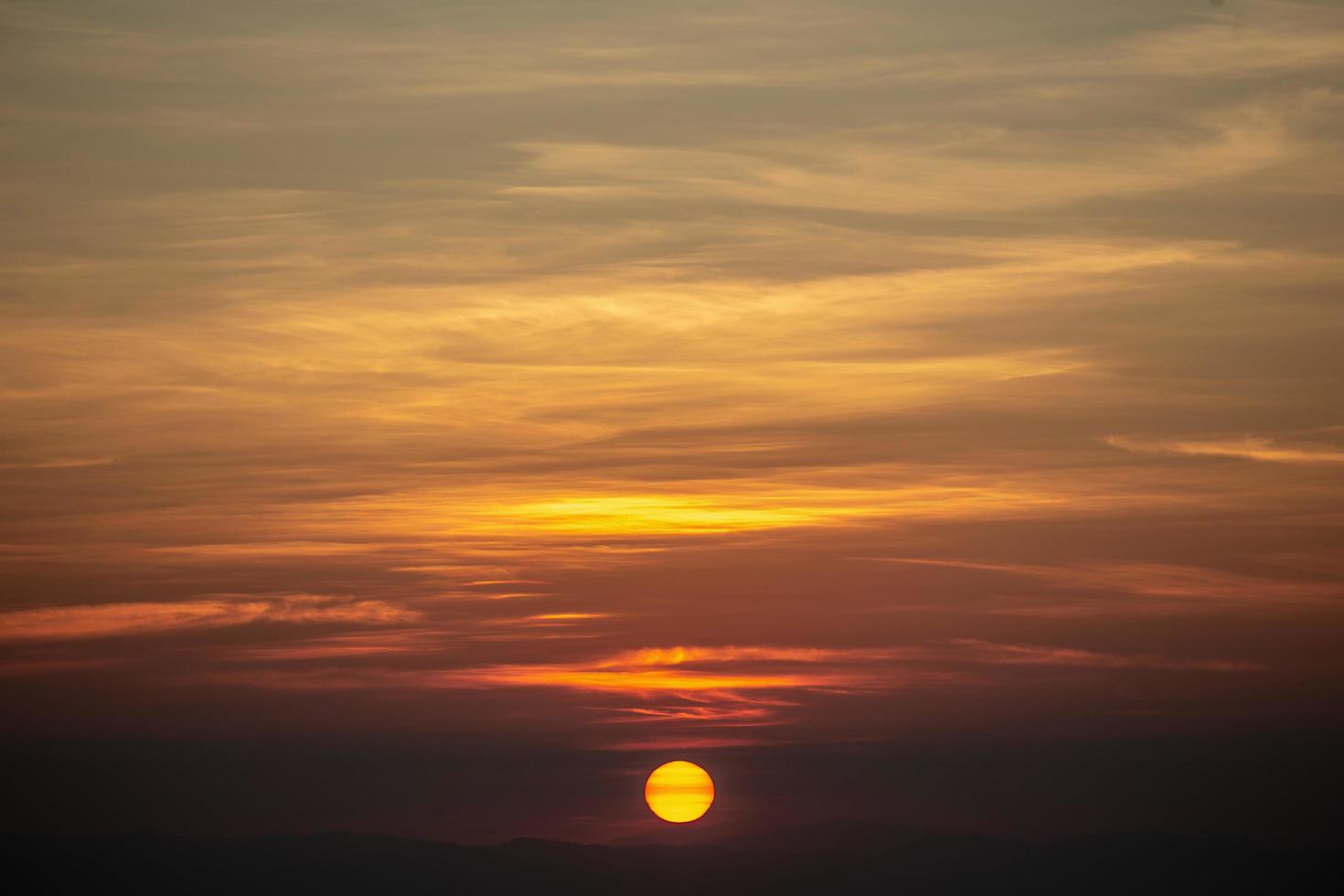 puesta de sol en el campo. foto