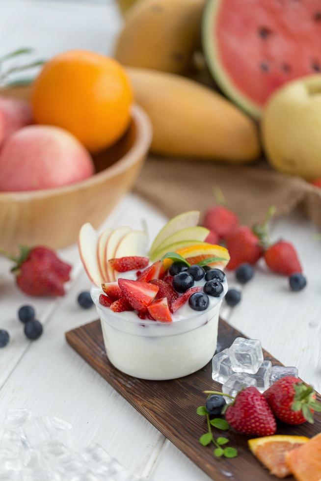 ensalada saludable de frutas con yogurt foto