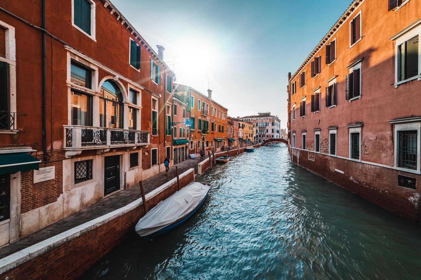 un canal de venecia foto