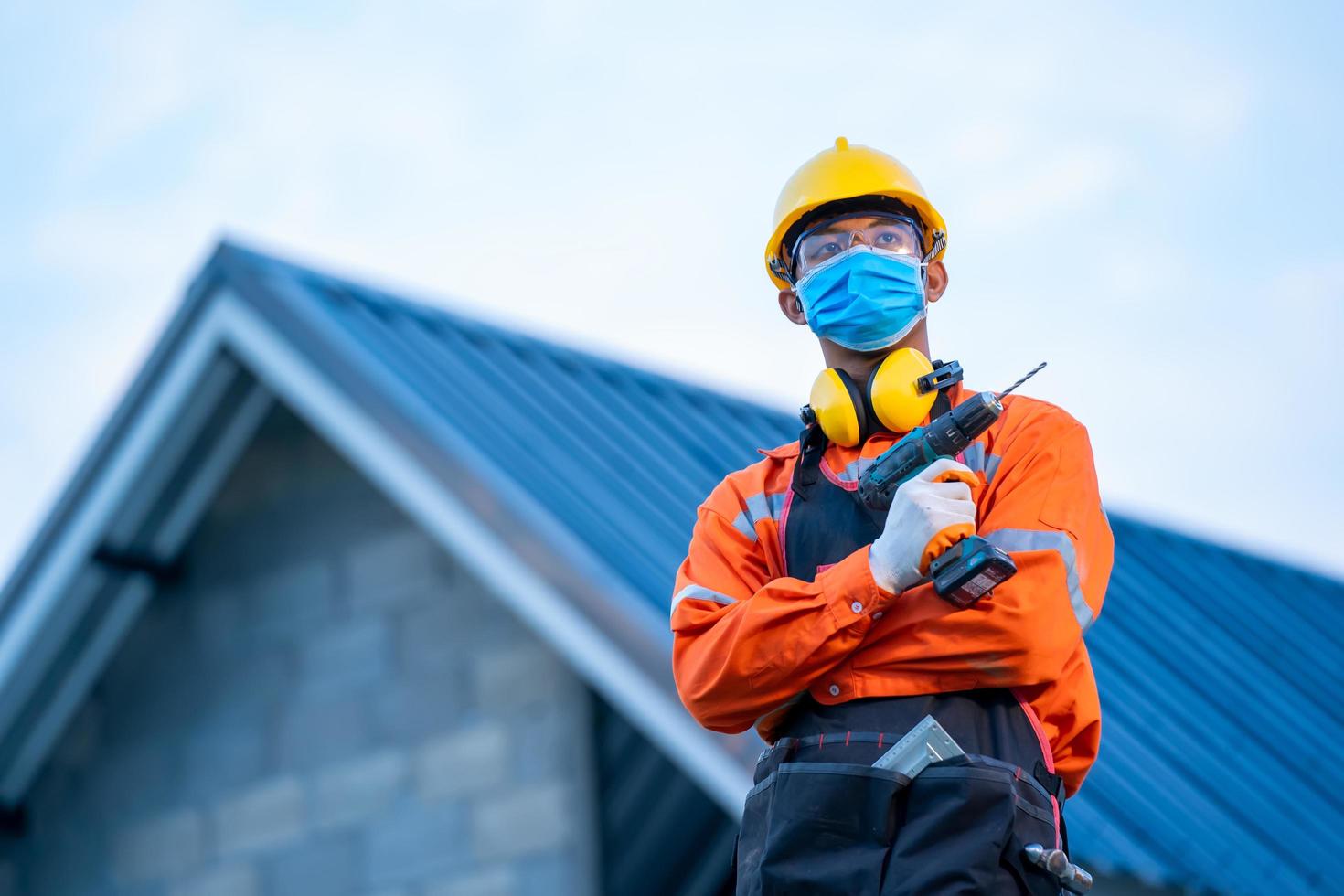 trabajador de la construcción posando con taladro eléctrico foto