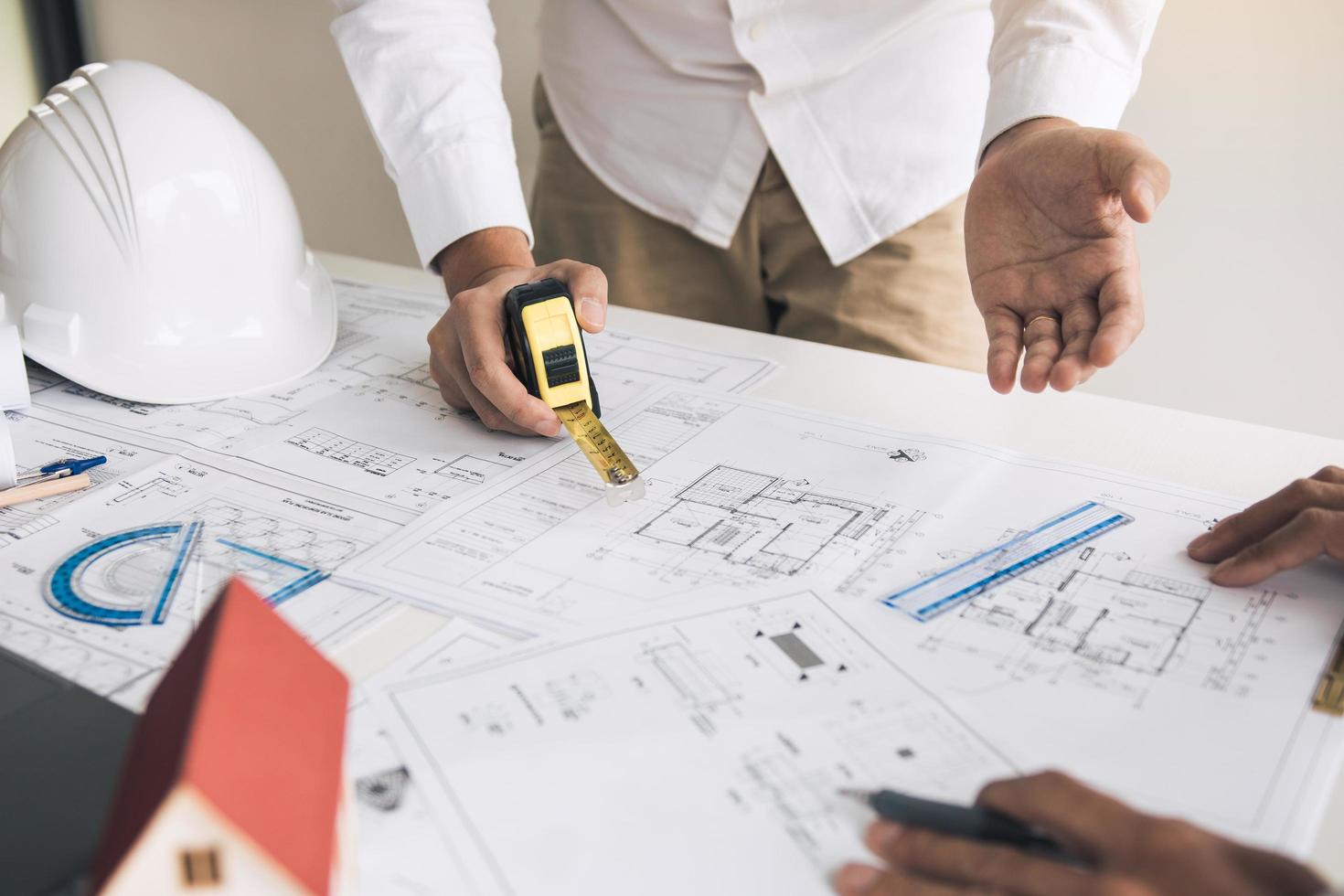 dos arquitectos trabajando en proyecto de construcción foto