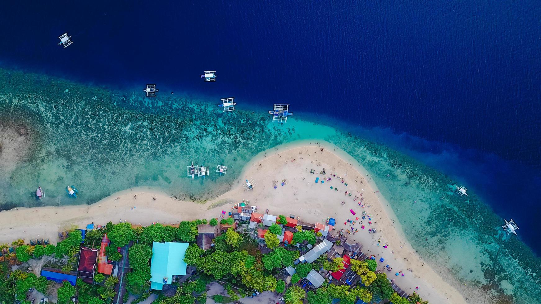 Vista aérea de la playa de arena de Filipinas con turistas foto