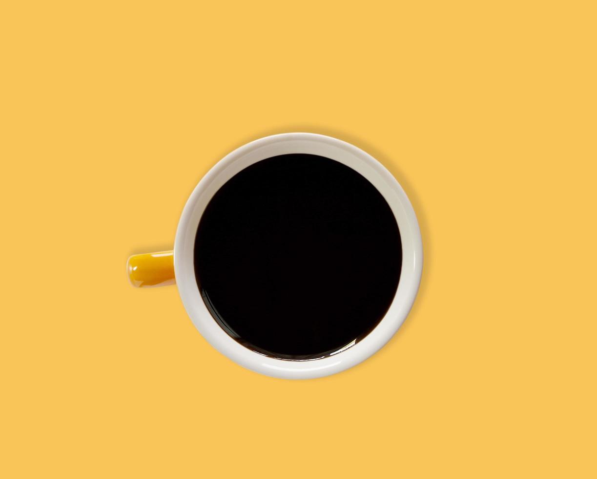 café negro en una taza de color naranja brillante foto