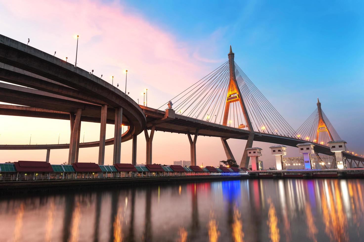 cielo rosado y azul al atardecer sobre el puente bhumibol, tailandia foto