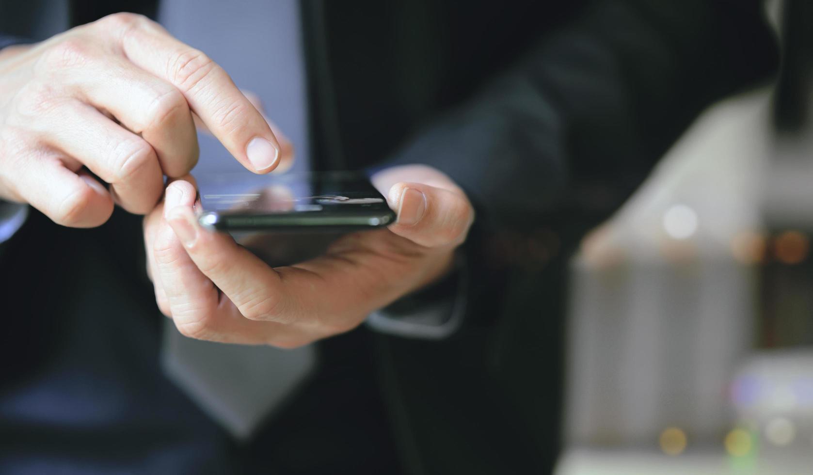 primer plano del empresario con smartphone foto