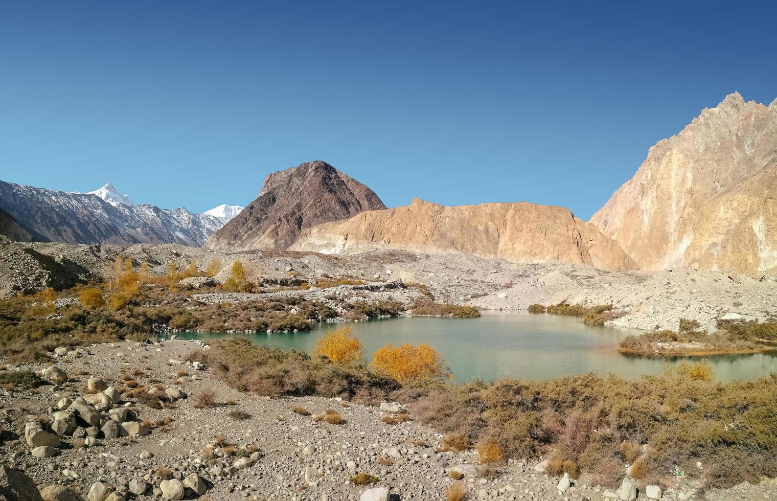 Vista del paisaje del lago glacial en Pakistán foto