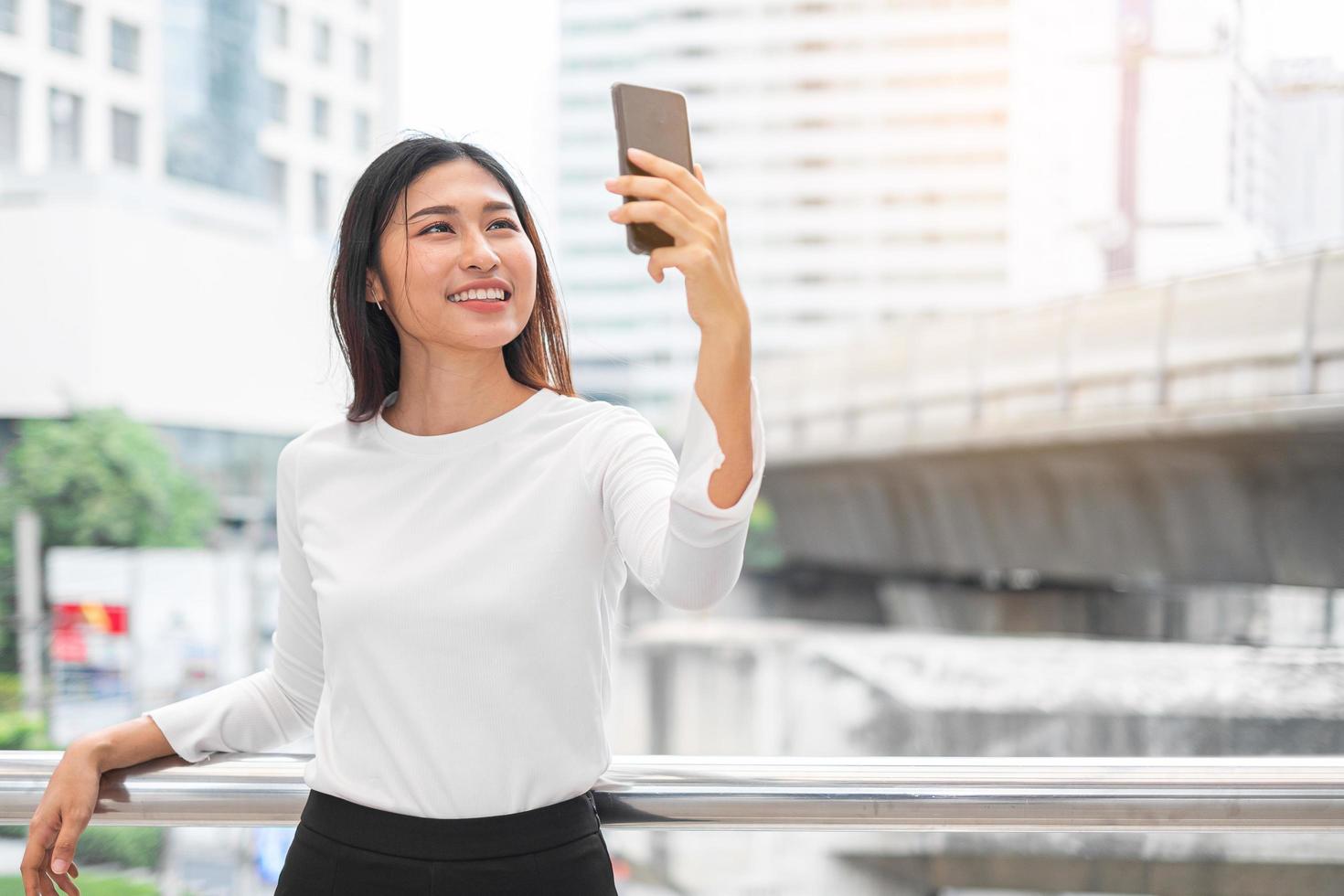 Retrato de mujer asiática tomando un selfie foto