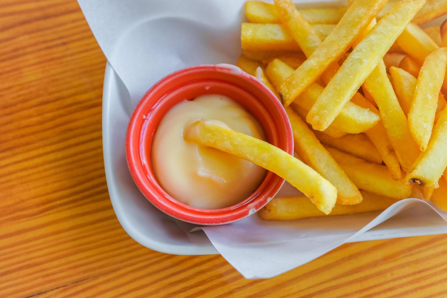 papas fritas en un plato blanco foto