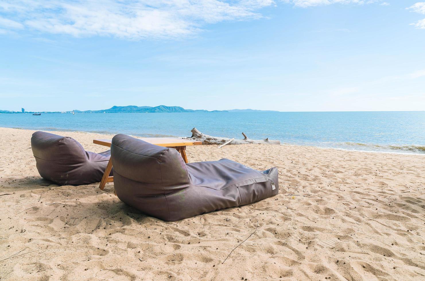 dos bolsitas de frijoles en una playa foto