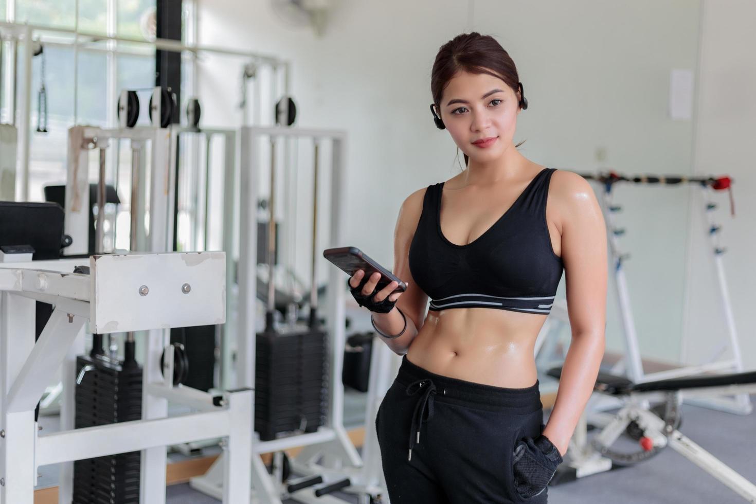 atleta femenina asiática en el gimnasio foto