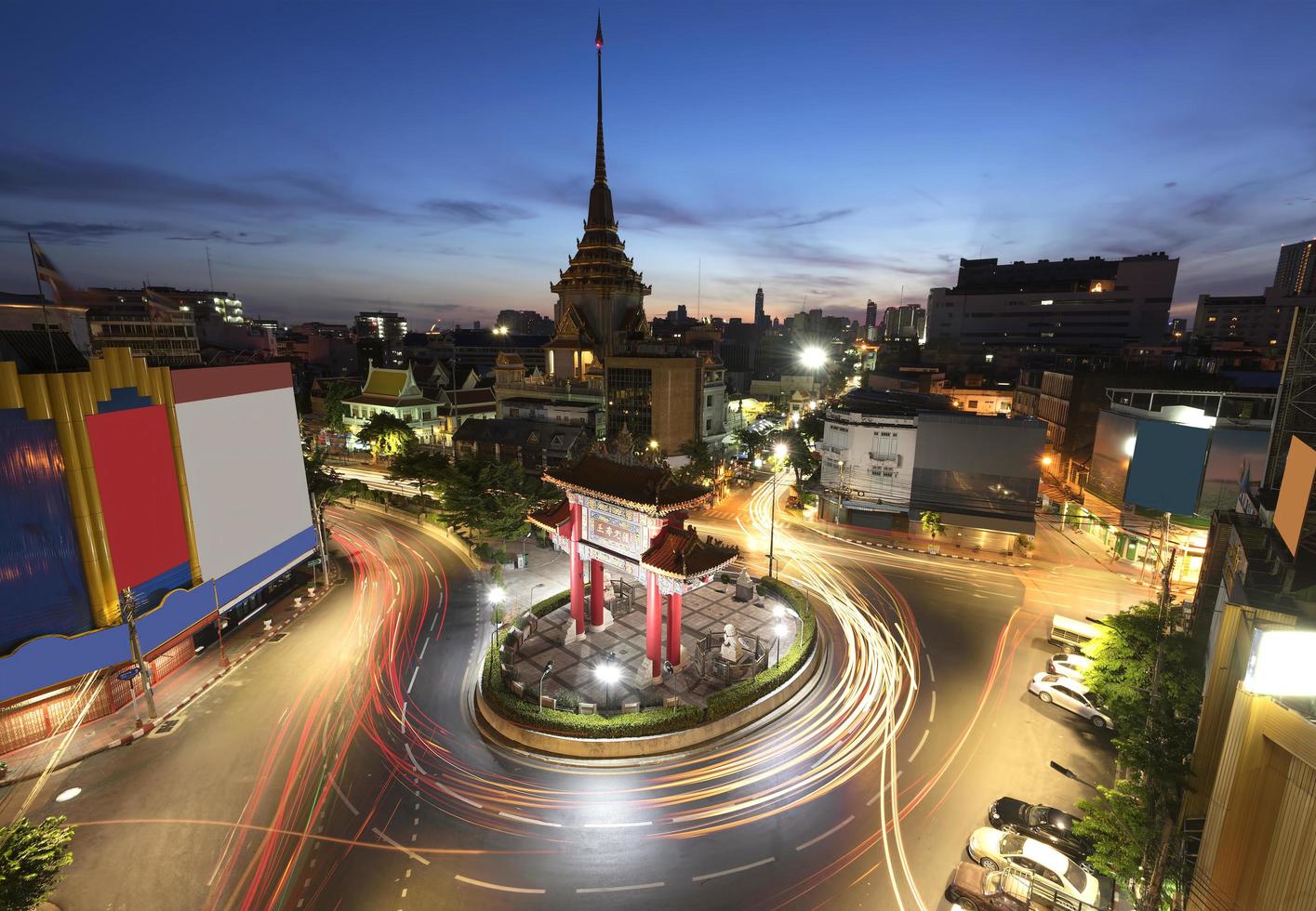 El arco de entrada y el templo, Tailandia, larga exposición foto