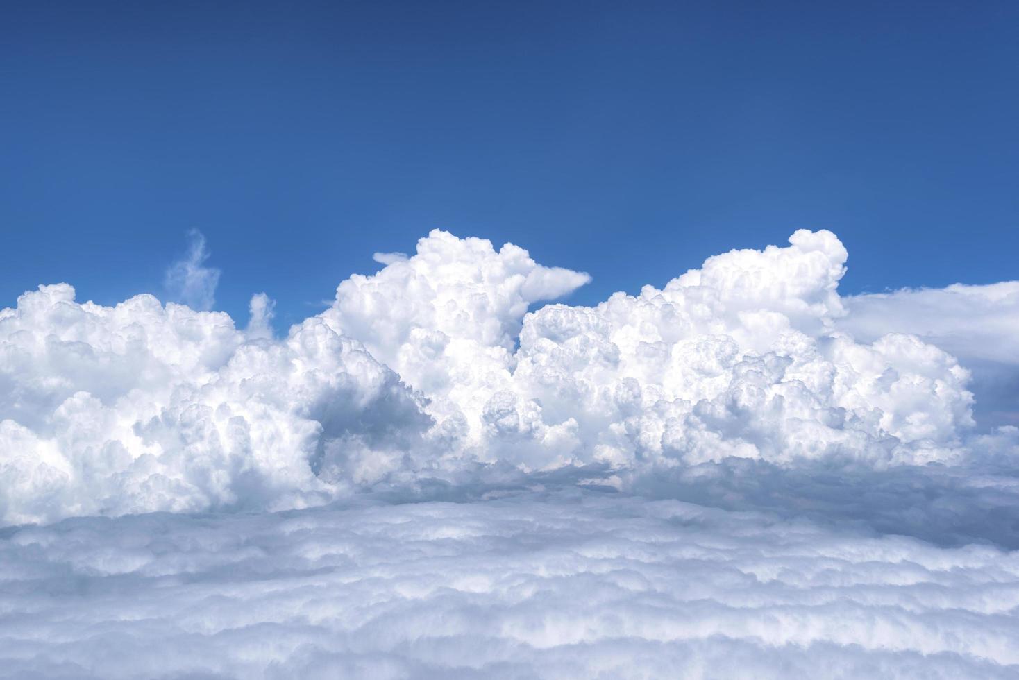 cielo azul con nubes foto