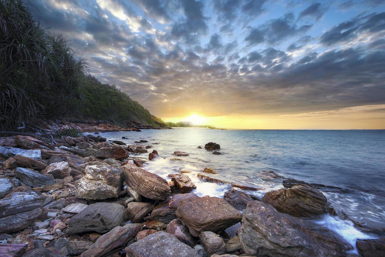 amanecer sobre el mar foto