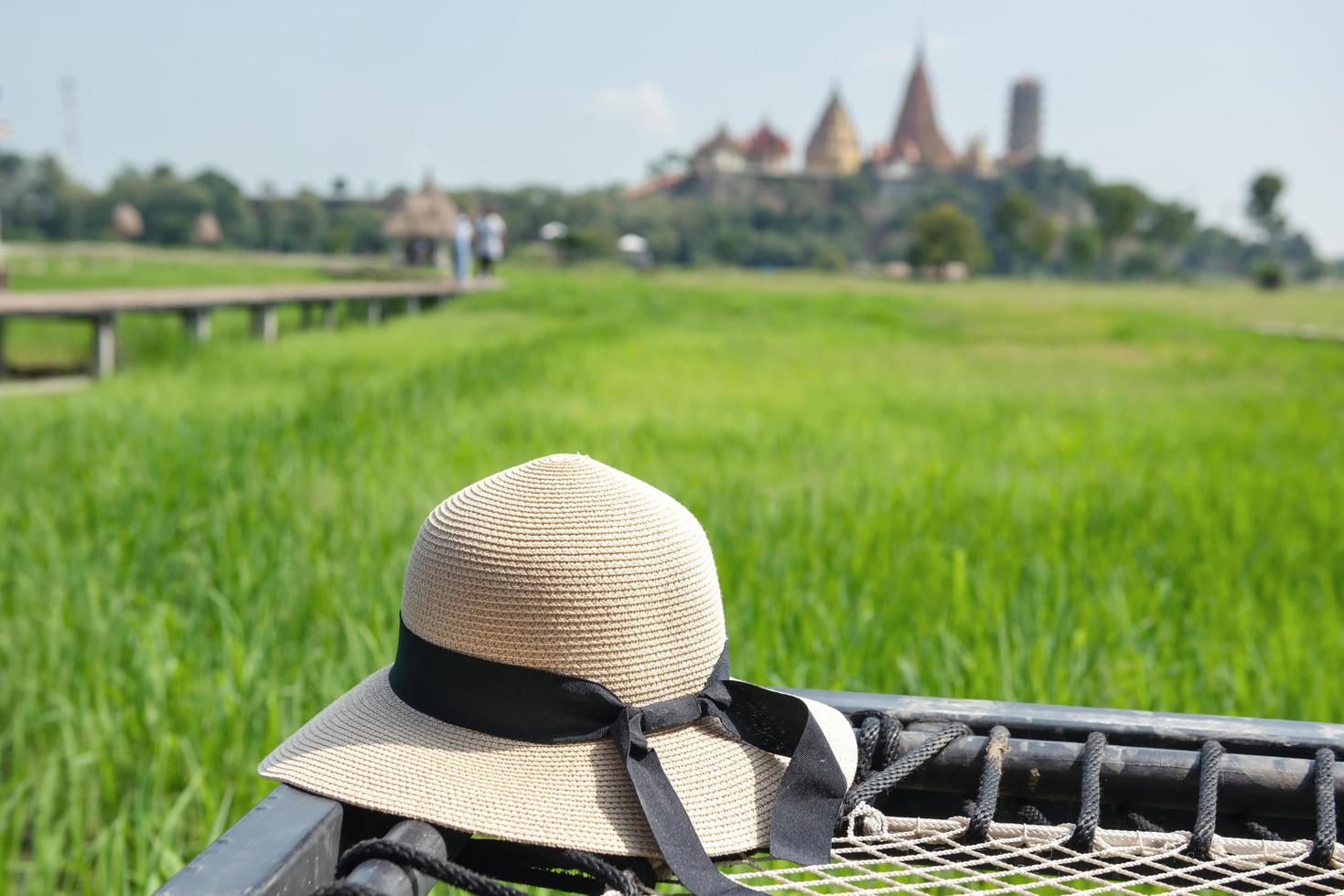 sombrero de paja en campo foto