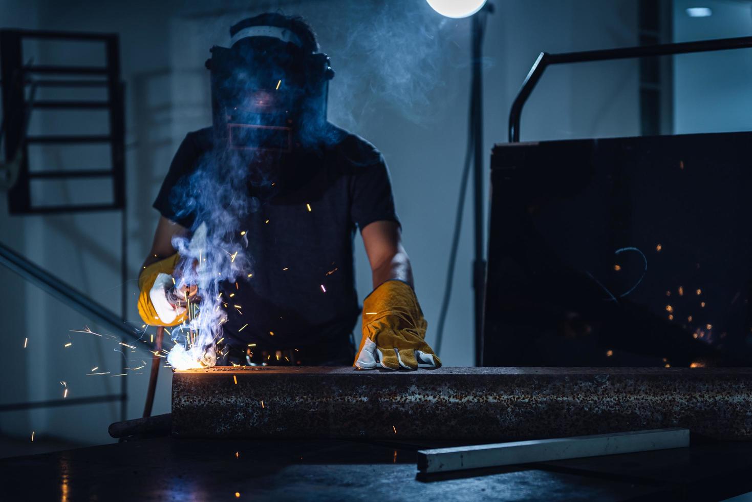 Man with mask welding photo