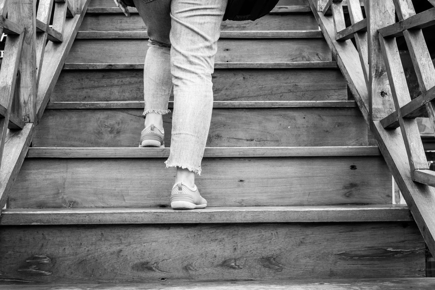 mujer caminando por las escaleras foto