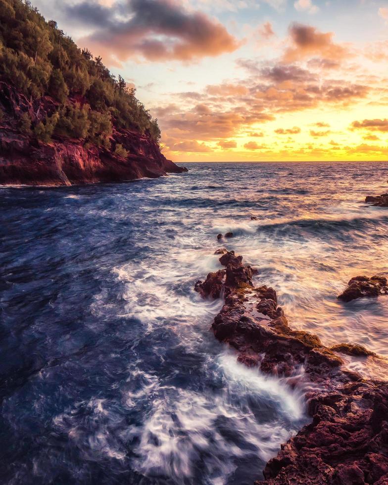 olas oceánicas rompiendo en las rocas foto