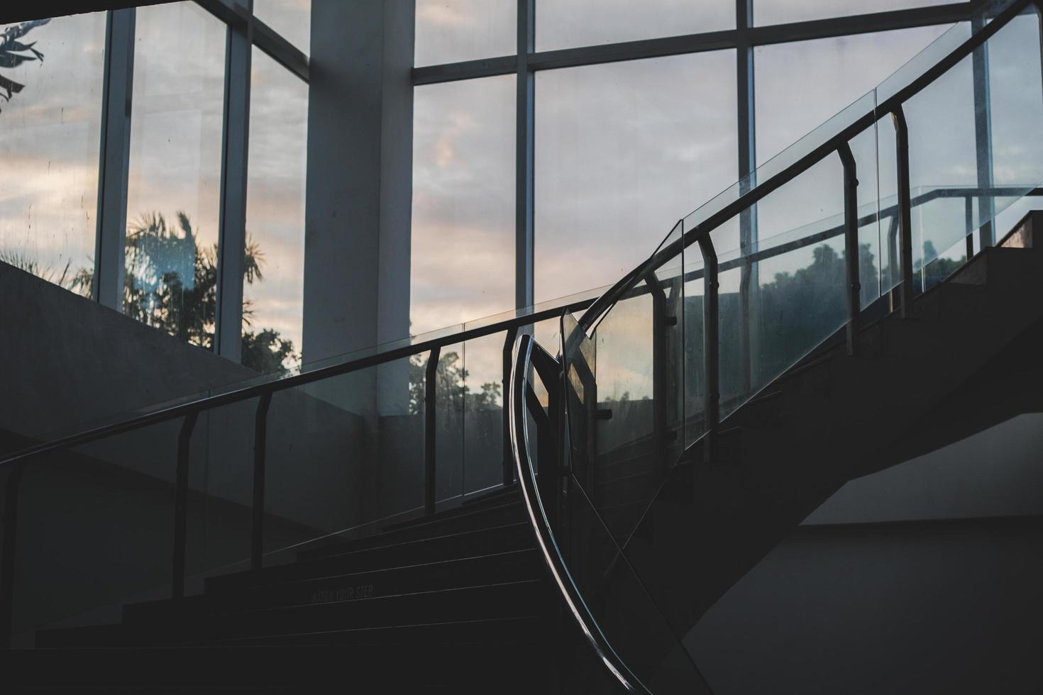 escalera interior al amanecer foto