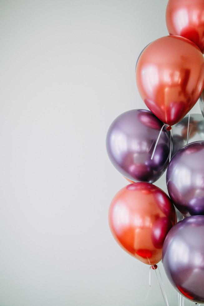globos rojos y púrpuras en la superficie blanca foto