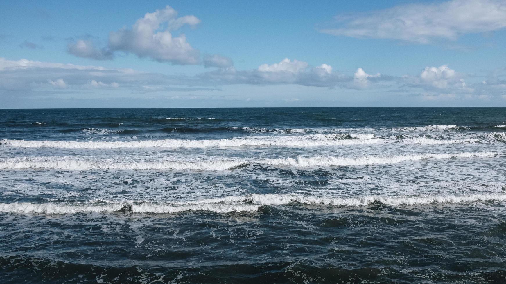 olas oceánicas azules foto