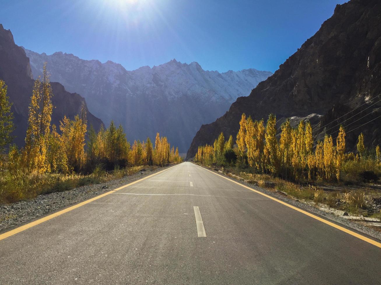 vista de otoño de la autopista karakoram foto