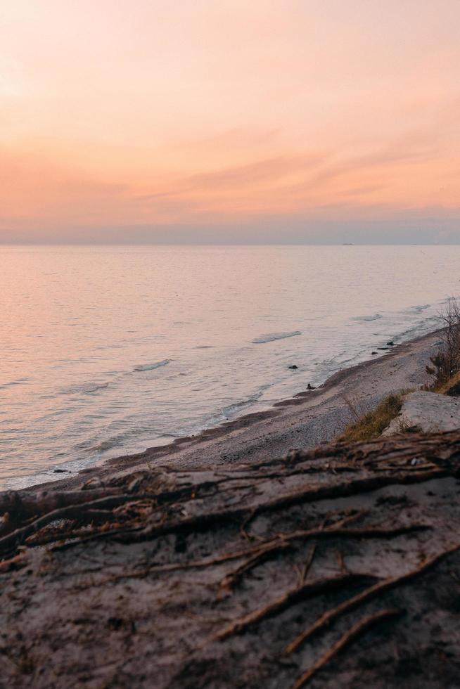 costa del océano al atardecer foto