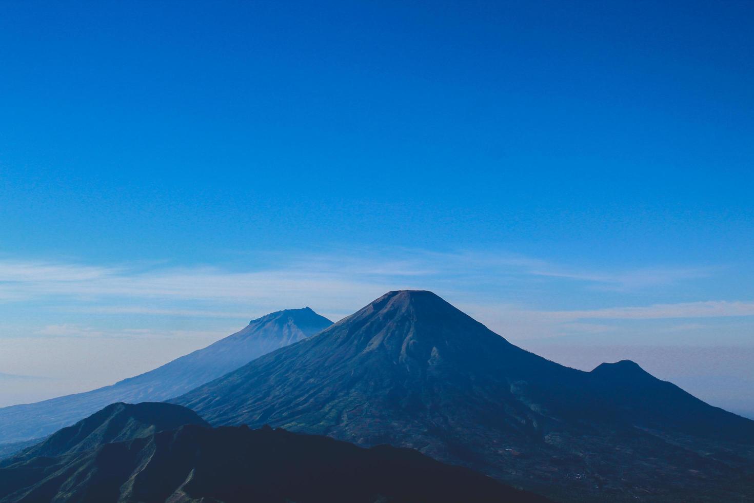 vista a la montaña azul foto