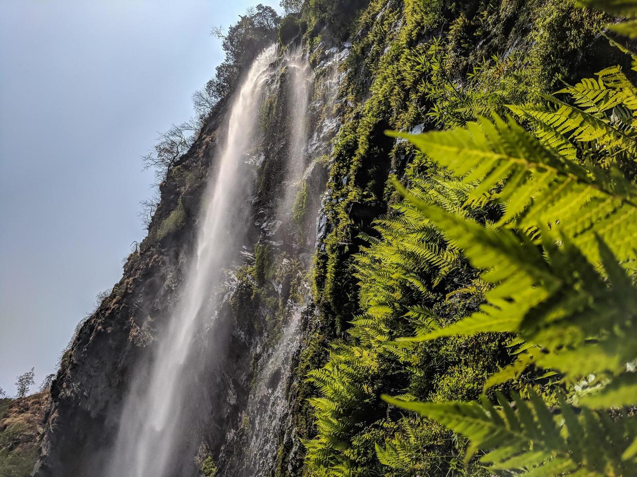 cascadas durante el día foto