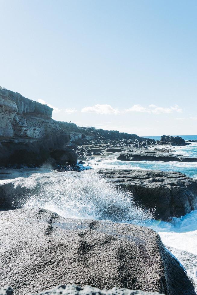 Crashing waves under daylight photo