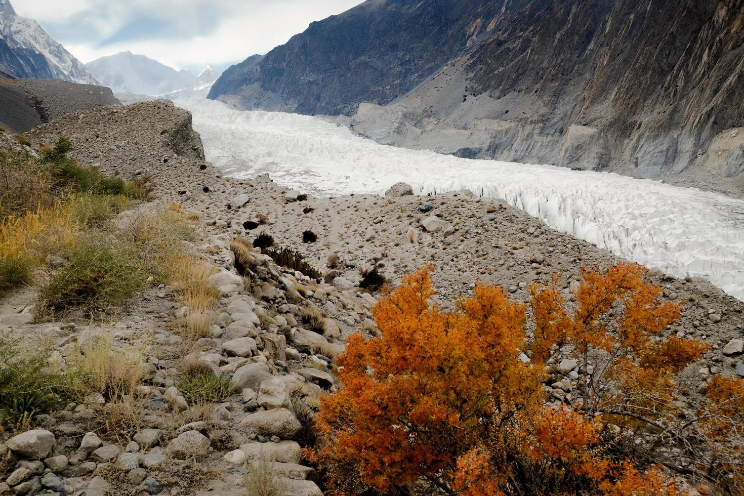 Passu glaciar en medio de la cordillera de Karakoram en Pakistán foto