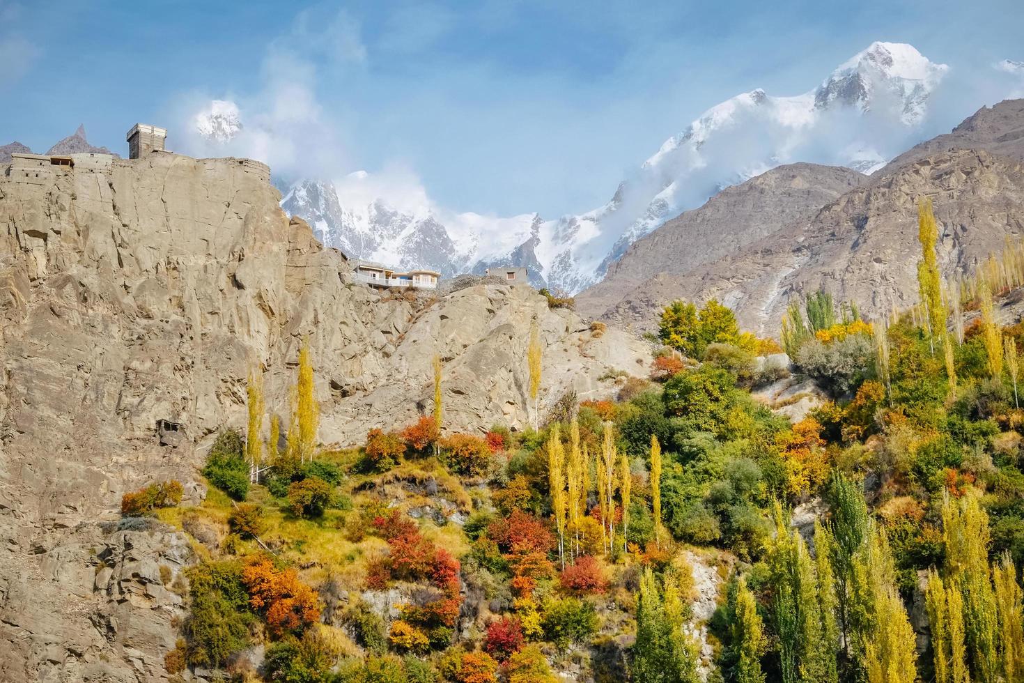 follaje colorido en las montañas de karakoram foto