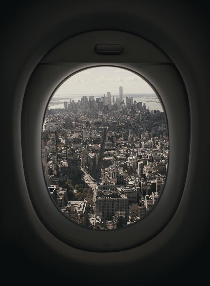 ventana del avión mirando hacia la ciudad de nueva york foto