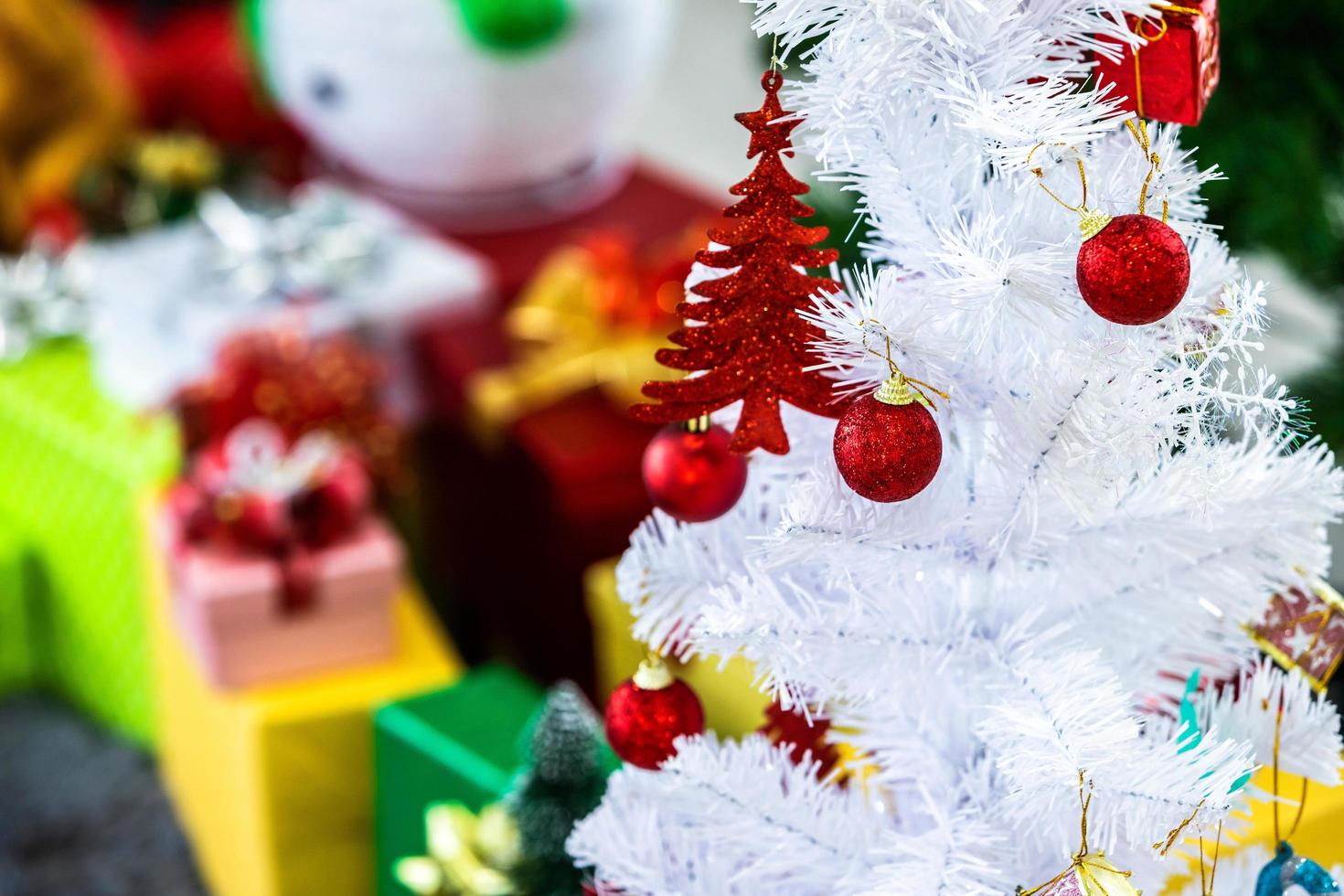 árbol de navidad blanco con decoraciones foto