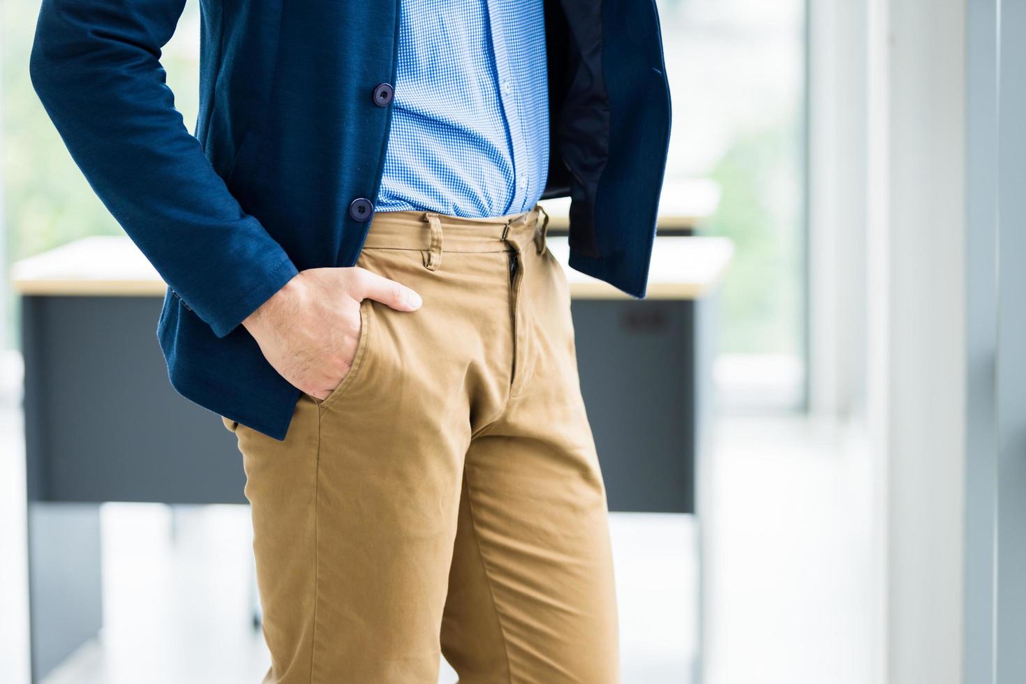 Cerrar imagen de moda de hombre en traje de negocios foto