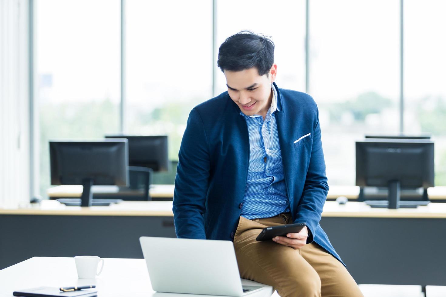 feliz joven empresario asiático en la oficina foto