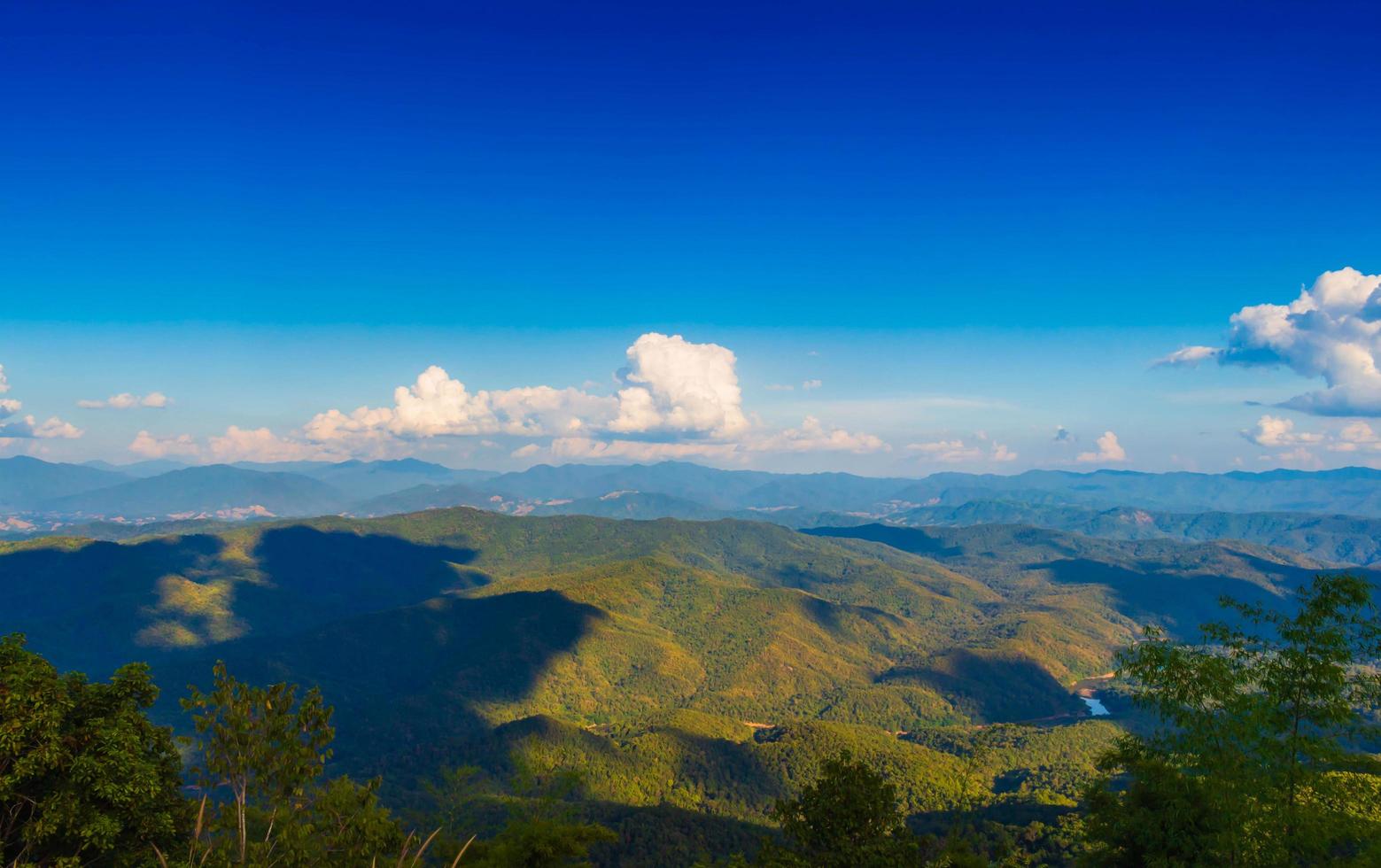 cielo azul y montañas foto